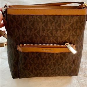 Gently used Michael Kors cross body bag.